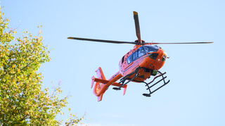 Ein Rettungshubschrauber brachte den Verletzten in eine Klinik.
