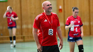 Trotz der zweiten Niederlage im zweiten Spiel sah TuS-Trainer Renato Ribic auch vielversptechende Ansätze beim Aufsteiger aus Zwingenberg. Gegen Gedern/Nidda war Janina Coban (re.) die erfolgreichste Werferin.