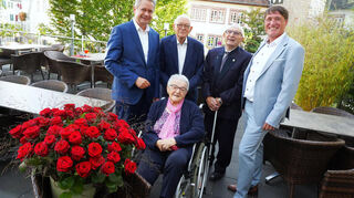 Der ehemalige Landrat Matthias Wilkes (links), Ehrenbürgermeister Kurt Knapp (Zweiter v.l.) und Bürgermeister Sebastian Clever (rechts) gratulierten Helga und Hans Öhlenschläger zur Eisernen Hochzeit.