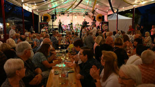 Im Bier- und Weindorf (Bild) war die Stimmung am Samstag bestens, bis um Mitternacht wurde auch am Stadthaus mit viel Musik gefeiert.