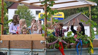 Auf dem Wagen, bei dem die Kinder des Dorfes mitfuhren, herrschte beste Stimmung.