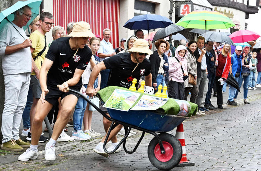 Einhäuser continue their winning streak in the wheelbarrow race