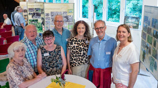 Die Ausstellung der Stadteildokumentation im Hochstädter Haus wurde von Claudia Sosniak eröffnet. Unser Bild zeigt (v.li.) Gabi Lang, Dieter Lang, Andrea Zeth, Volker Gottwald, Petra Rädge, Gerhard Sanden und Claudia Sosniak.