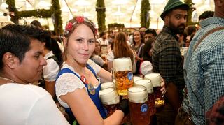 Die Bedienungen auf der Wiesn haben es nicht leicht (Archivbild).