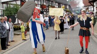 Im Jahr 2002 waren Bürgermeister Oliver Hoeppner als Obelix und Bernhard Keil als Asterix mit Hund Idefix im Kerwezug vertreten.