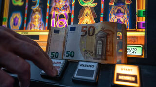 Egal, ob Geldspielautomaten, Online-Glücksspiele, Poker, Sportwetten oder das große Spiel wie Roulette in Spielbanken: Es besteht immer ein Risiko, nicht mehr davon loszukommen. (Symbolbild)