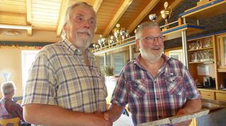 Walter Holzer (links), Vorsitzender des Heppenheimer Skatclubs Starkenburger Buben, erhielt aus der Hand des Vizepräsidenten des Hessischen Skatverbands, Uwe Lehr, sowohl eine Ehrenurkunde für die 50-jährige Mitgliedschaft als auch die silberne Ehrennadel für seine Verdienste um den Skatsport.