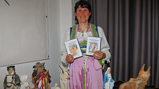 Filmemacherin Larissa Anton mit den beiden Teilen des Films auf DVD.