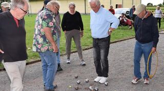 Nach jeder Runde wurde gemessen, die Kugeln welcher Mannschaft dem Schweinchen am nächsten lagen.