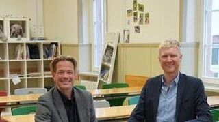 Schulleiter Mirko Schnegelberger (r.) und Geschäftsführer Sebastian Messer in neu renovierten Schulräumen der Liebfrauenschule.
