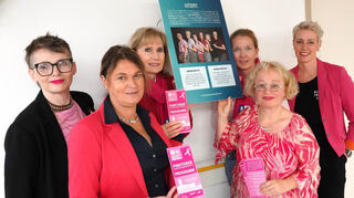 Sie stellten am Mittwoch das Programm für den „Pinktober“ vor (von links): Diana Wright, Erste Kreisbeigeordnete Angelika Beckenbach, Reinhild Zolg, Nadja Niestroj, Chefärztin Dr. Cordula Müller und Rhea Seehaus.