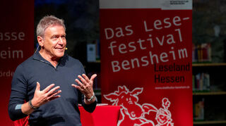 Bestseller-Autor Arno Strobel eröffnete am Dienstag das Bensheimer Lesefestival in der Stadtbibliothek.
