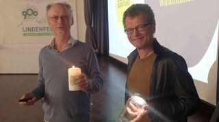 Die Solarberater Hajo Schütz (links) und Eberhard Bock demonstrierten mit einer Kerze und einer Solarleuchte die Vortreile erneuerbarer Energie.