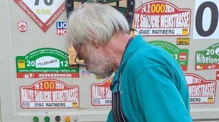 Der Vorsitzende Clemens Knauer übernahm das Grillen.