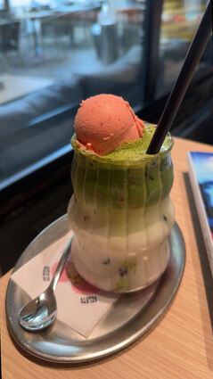 Geschmackstest: ein Strawberry-Matcha bei Café Avanti in Heppenheim.