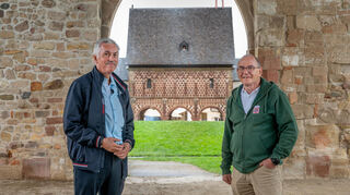 Zum Team der Klosterführer, die Touristen über die Welterbestätte Lorsch informieren, gehören unter anderem Bruno Wollmann (links) und Lothar Rist.