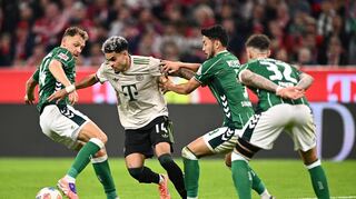 Kaum zu stoppen: Bayern-Angreifer Luis Díaz gegen drei Bremer.