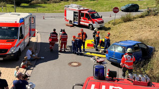 Ein Übungsszenario beim Berufsfeuerwehrtag der Gadernheimer Jugendfeuerwehr und des Jugendrotkreuzes Lautertal war ein Verkehrsunfall mit einer eingeklemmten Person.