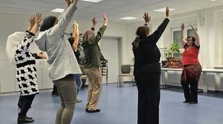 Marion „Assada“ Enzenauer (rechts) begeisterte mit ihrem Schnupperkurs Frauen aus den unterschiedlichsten Ländern für Orientalischen Tanz.