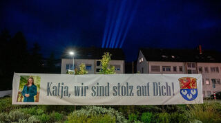 Mit Lasershow und Plakat wurde in Zwingenberg die Weinprinzessin Katja Simon begrüßt.