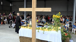 Der Erntedankgottesdienst, zu dem die Lorscher Protestanten gestern auf den Bauernhof eingelden hatten, war außerordentlich gut besucht.