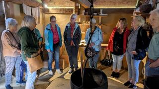 Durch das Freilichtlabor führte Charlotte Rumetsch-Scheffler (Zweite von links) die Gruppe des Odenwaldklubs Gadernheim.