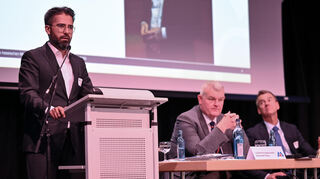 Zu den Rednern beim Unternehmertag des hessischen Metallhandwerks in Bensheim gehörte auch der Staatssekretär im Hessischen Wirtschaftsministerium, Umut Sönmez(l.).