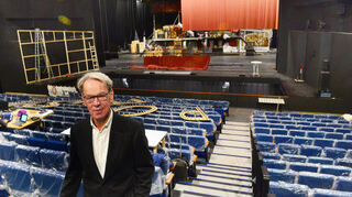 Opernintendant Albrecht Puhlmann in der Ersatzspielstätte OPAL.