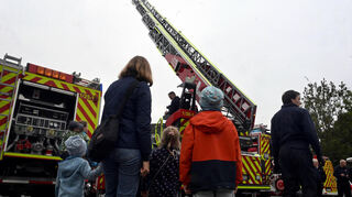 Besonders beliebt beim Tag der offenen Tür bei der Feuerwehr Bensheim-Mitte waren Fahrten mit der Drehleiter ganz nach oben.