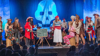 Im Goethe-Gymnasium Bensheim wurde das Stück "Nicht Peter Pan" gezeigt. 60 Schülerinnen, Schüler und Lehrkräfte boten eine außergwöhnliche Leistung.