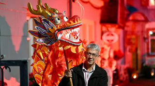 Mit dem chinesischen Drachen durften die Besucher eine Runde durch die Stadt drehen.