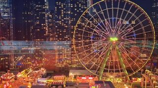 Die weltweit größte H0-Kirmes mit über 100 Fahrgeschäften,10.000 Figuren und 35.000 LEDs bringt Kinderaugen zum Leuchten.