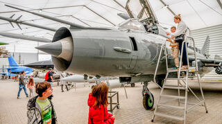 Beim Familien-Techniktag bei Sanner hatten Interessierte die Möglichkeit, die Ausstellung mit Flugzeugen und Technik aus der Luftfahrt zu betrachten und an einem Flufsimulator Platz zu nehmen.