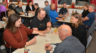 Gute Stimmung herrschte beim achten Schnauzturnier der Freiwilligen Feuerwehr Elmshausen mit 28 begeisterten Kartenspielern.