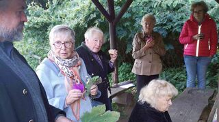 Bei Tee und Streuselkuchen berichteten die Gottesdienstbesucher über ihre Erfahrungen in der Natur.