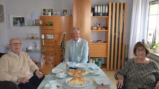 Hermann Jakob an der Kaffeetafel mit Bürgermeister Helmut Glanzner und seiner Frau Liselotte.