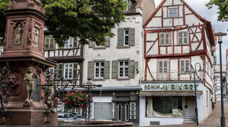 Das ehemalige Schuhhaus Weikert am Marktplatz 3: Das Schaufenster ist inzwischen mit Holzbrettern vernagelt und die Fassade blättert. Bald soll das denkmalgeschützte Gebäude saniert werden.