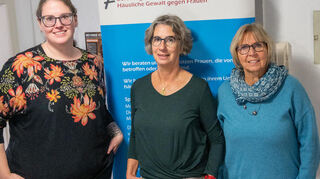 Hannah Esken, Tina Meier und Martina Evertz berichten darüber, welche Herausforderungen ihre Arbeit mit Frauen, die Gewalt erfahren, täglich mit sich bringen.