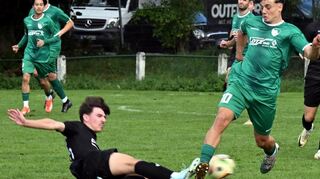 Alban Sheji (beim Tackling am Boden) will mit dem FC 07 im Lokalderby gegen den VfR Fehlheim (Evangelos Politakis am Ball) bestehen.