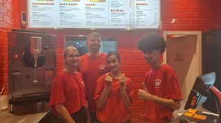 Alexander Skrobisch (zweiter von links) und sein Team im Baddies.