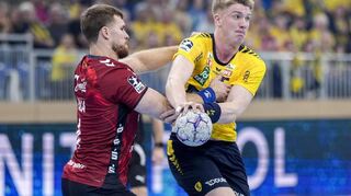 Der Flensburger Johannes Golla (links) im Zweikampf mit Löwe Haukur Thrastarson