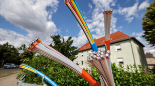 Bis 2030 sollen alle 45,7 Millionen deutschen Haushalte ans Glasfasernetz angeschlossen sein.