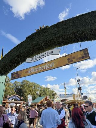 Der erste Wiesn-Besuch ist ein Erlebnis – sowohl auf demFestgelände als auch in den riesigen Festzelten.
