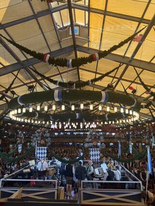 Der erste Wiesn-Besuch ist ein Erlebnis – sowohl auf demFestgelände als auch in den riesigen Festzelten.