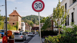 Tempo-30-Schild in der Friedhofstraße während Bauarbeiten im Jahr 2021. Inzwischen gilt dort dauerhaft Tempo 30 – eine der ersten Umsetzungen der neuen Regelungen in Bensheim.