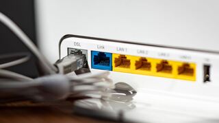 Ein LAN-Kabel im Router - in Millionen Haushalten steckt es noch immer in der DSL-Öffnung.