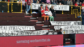 Am Mittwochabend blieb die Fan-Tribüne der Weststadthalle zunächst leer. Drei Minuten nach dem Anwurf nahmen die Flames-Anhänger ihre Plätz eine starke Leistung ihres Teams beim 38:32-Sieg gegen Borussia Dortmund.