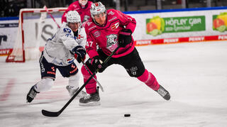 Kampf um den Puck: Mannheims Zachary Solow (links) im Duell mit Nürnbergs Owen Headrick.