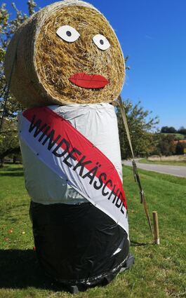 Am Ortseingang kündigt eine Strohpuppe die Windekäschde Kerb an.