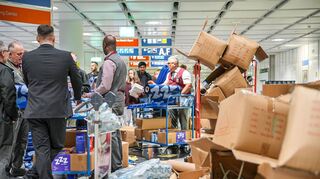 Am Flughafen wurden Snacks und Getränke an die Gestrandeten verteilt.